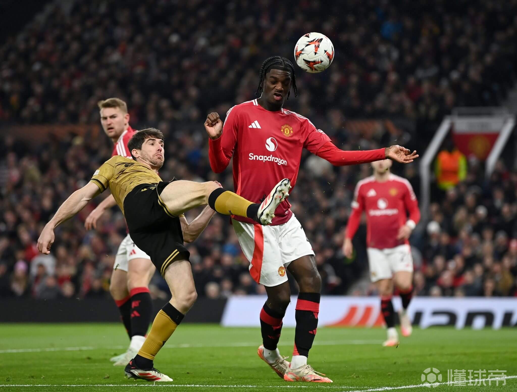 开云在线-国际比赛日足总杯焦点战；曼联战术微调；赛场秩序良好；身体对抗强度拉满的简单介绍